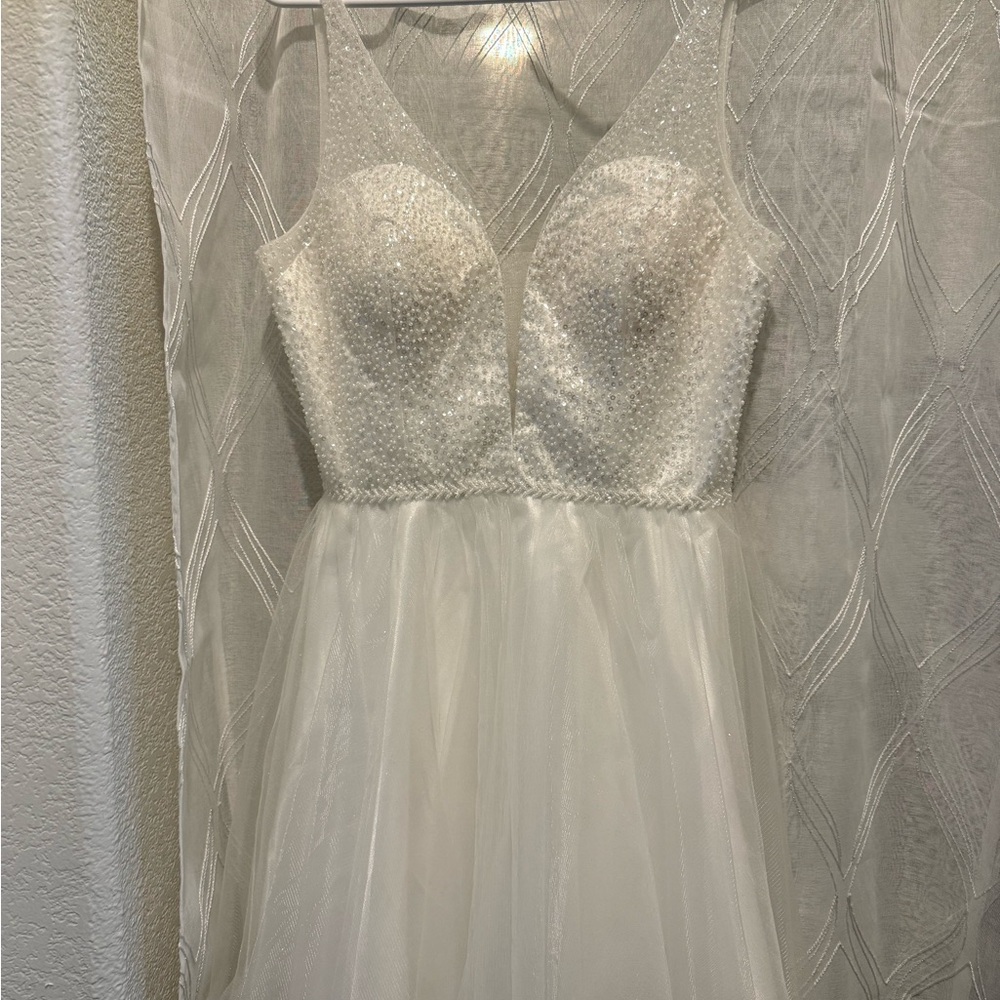Elegant White Sleeveless Dress